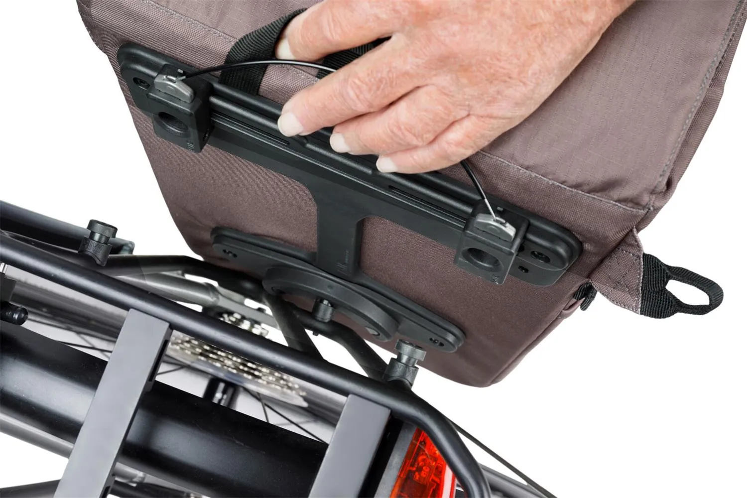 Basil - Move Commuter Bicycle bag (MIK Studs) 15L