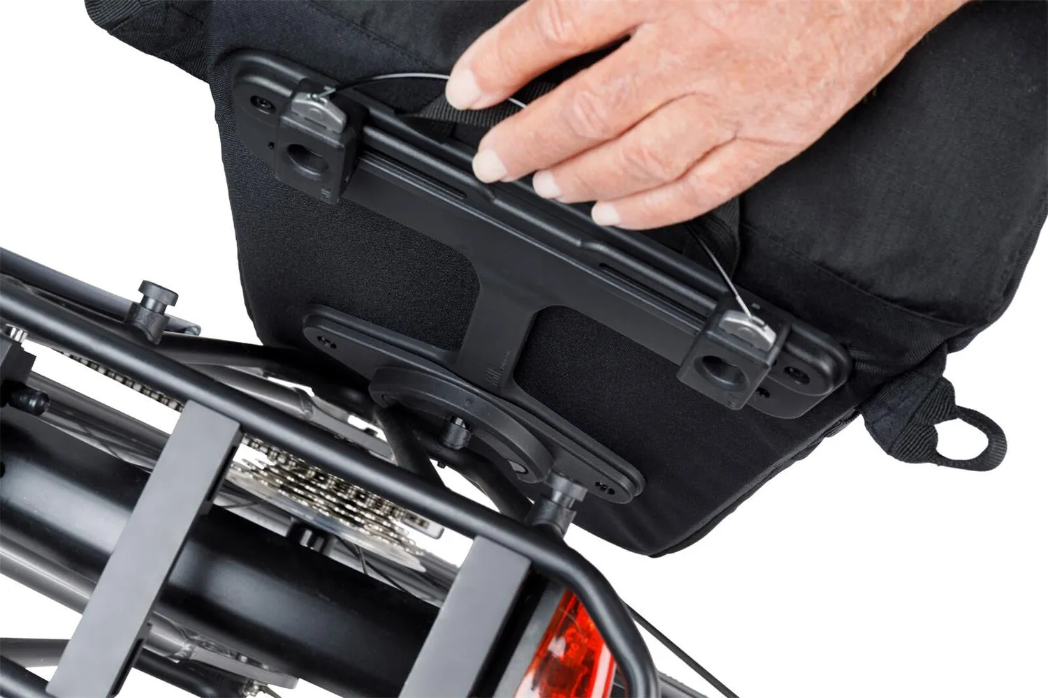 Basil - Move Commuter Bicycle bag (MIK Studs) 15L