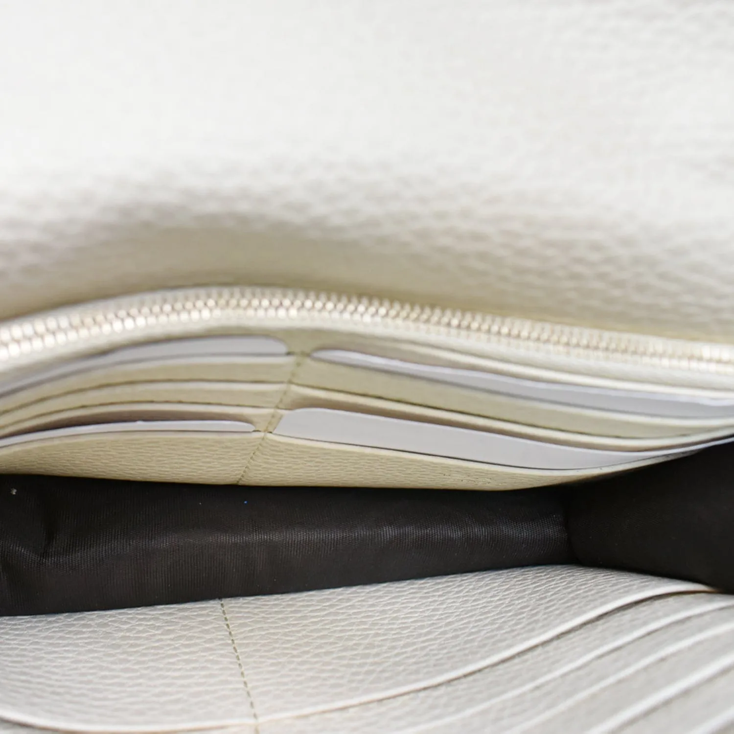 GUCCI GG Interlocking Pebbled Leather Crossbody Bag White 615523