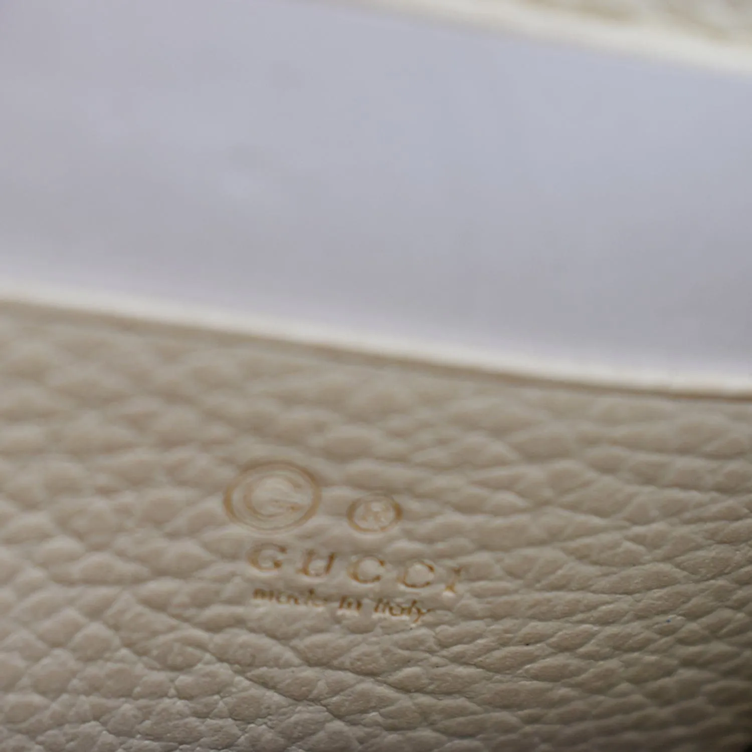 GUCCI GG Interlocking Pebbled Leather Crossbody Bag White 615523