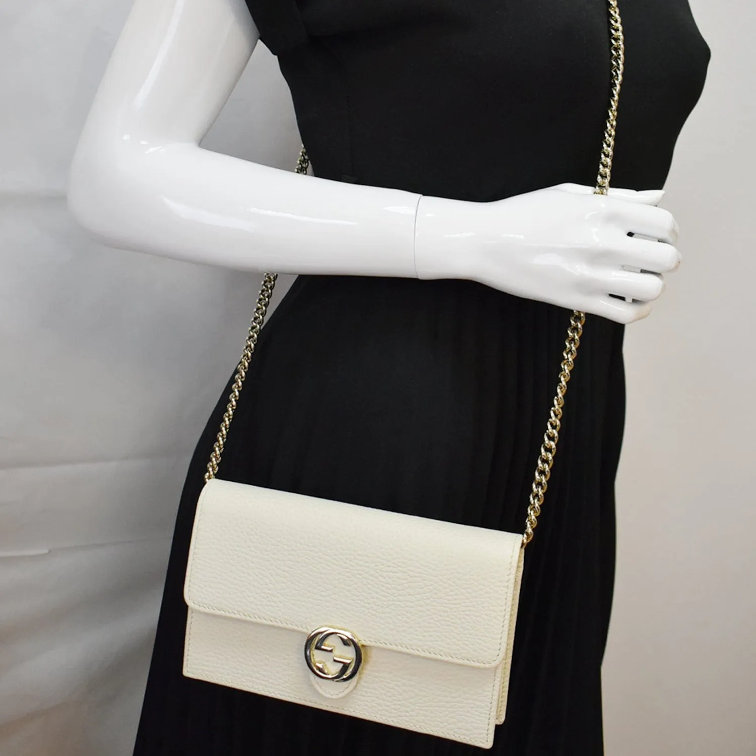 GUCCI GG Interlocking Pebbled Leather Crossbody Bag White 615523