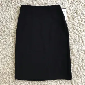 Joesph Ribkoff Black Skirt. Size 6 NWOT