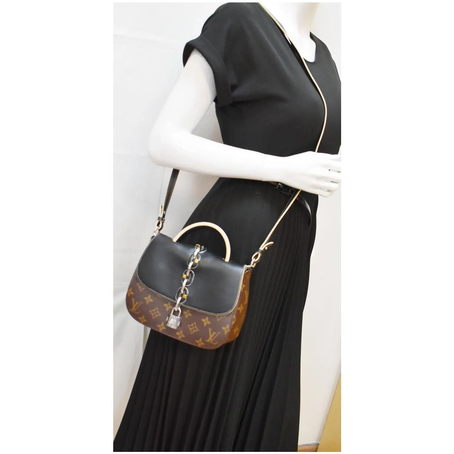 LOUIS VUITTON Chain It Monogram Canvas Shoulder Bag Black