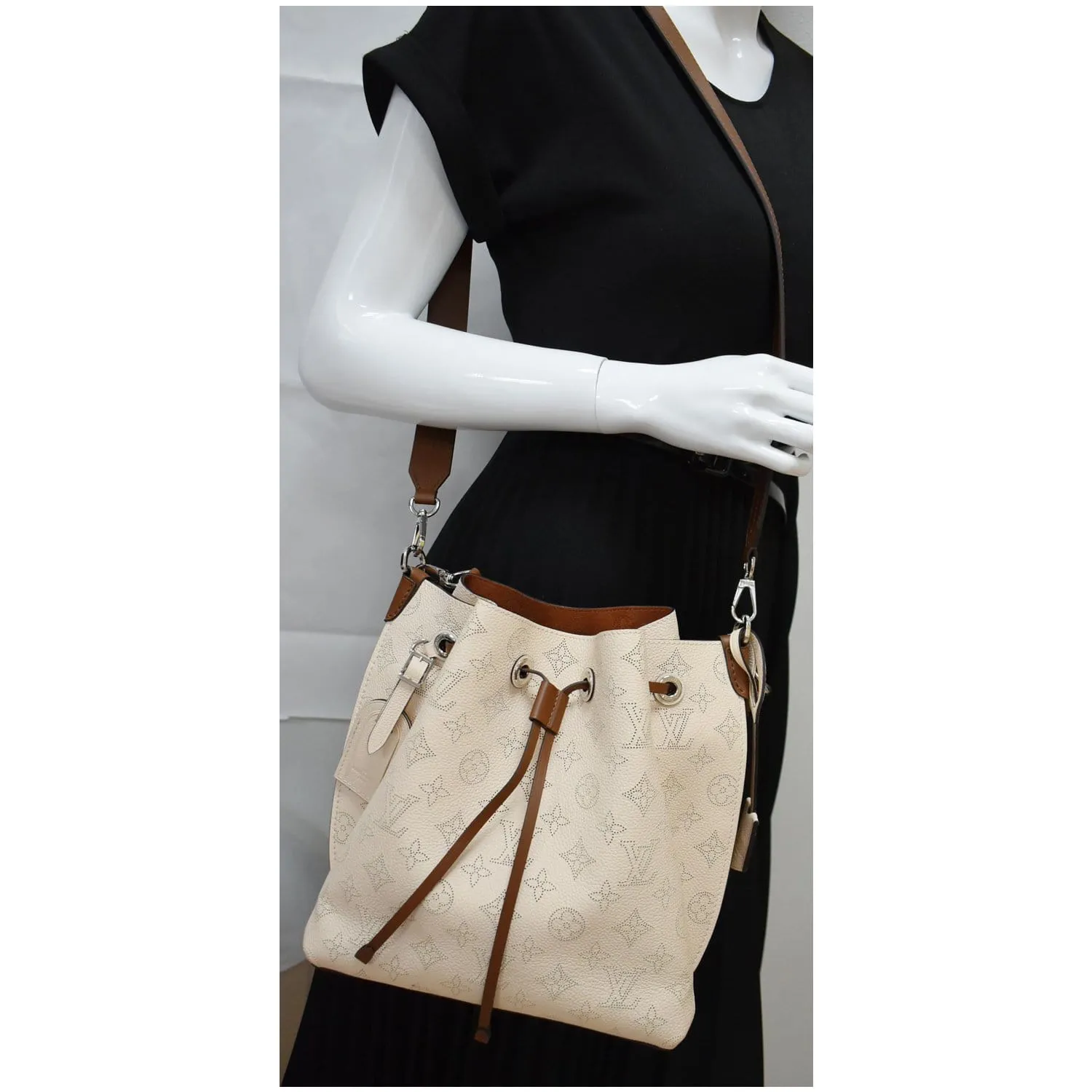 LOUIS VUITTON Muria Mahina Perforated Leather Shoulder Bag Cream - 10% OFF