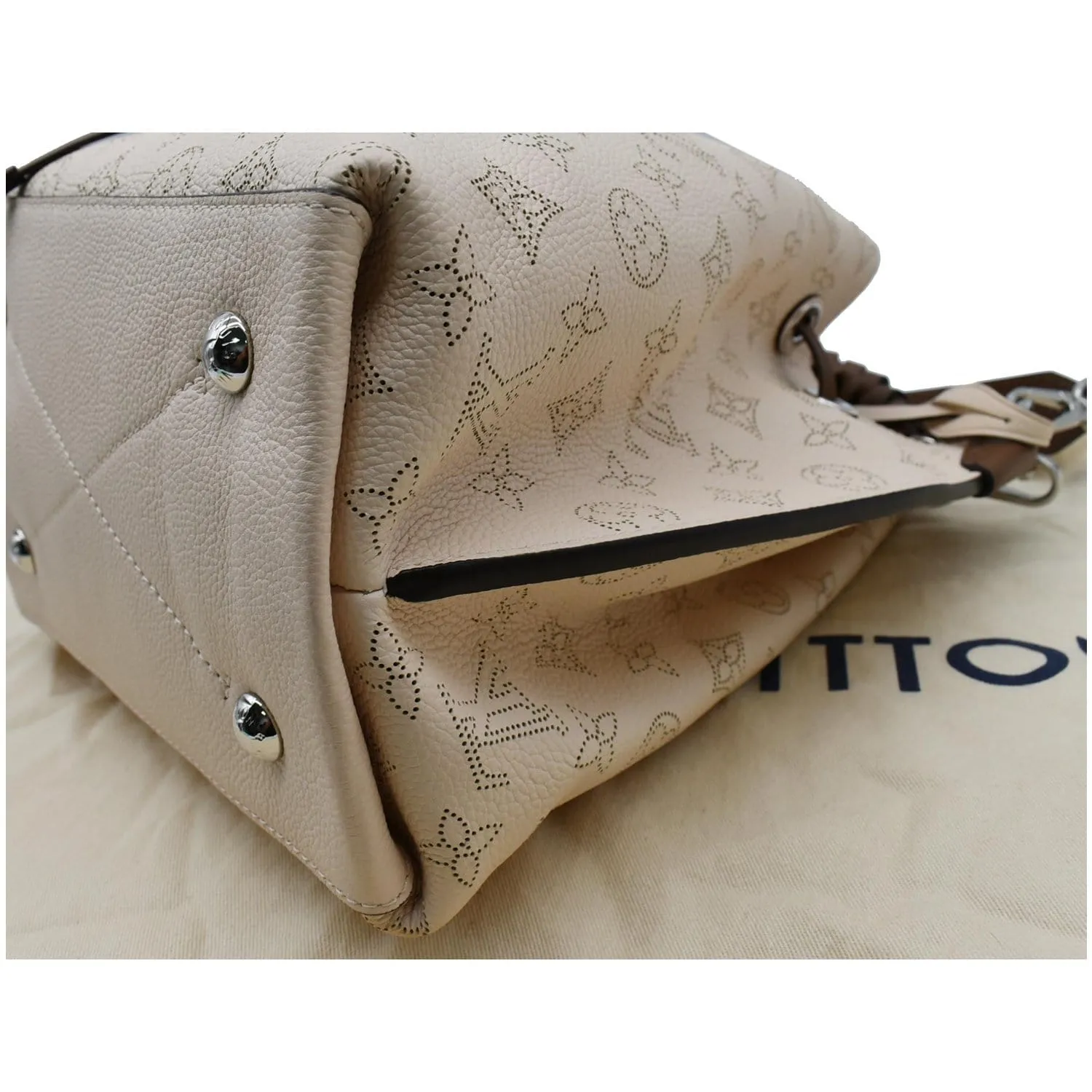 LOUIS VUITTON Muria Mahina Perforated Leather Shoulder Bag Cream - 10% OFF